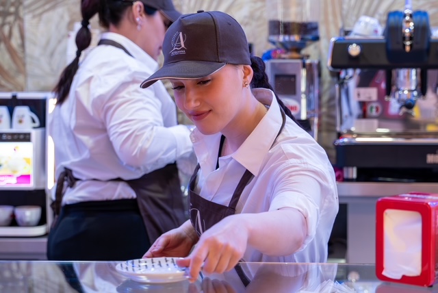 Barista al bancone